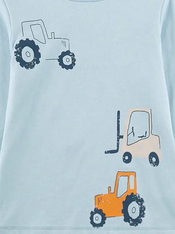 Dieser starke, lange Jungen-Schlafanzug von Sanetta begeistert kleine Fahrzeug-Fans mit einem coolen Motivprint aus zwei Traktoren und einem Gabelstapler auf dem hellblauen Schlafshirt. Gefertigt aus wärmender Single-Velours-Qualität aus 100 % Baumwolle, sorgt er für ein angenehm weiches Tragegefühl. Das Oberteil ist mit einem weichen Nackenband und einem Rippbündchen am Hals ausgestattet. Die Traktoren und der Gabelstapler in harmonischen Orangetönen mit dunkelblauen Akzenten lassen die Herzen kleiner Fahr