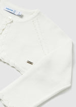 Langarm Strickjacke mit Rundkragen. Knopfverschluss am Kragen, um das Anziehen des Kleidungsstücks zu erleichtern. Strickgewebe, weich und angenehm auf der Haut.