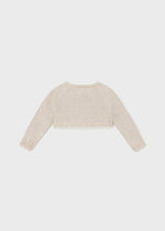 Langarm Strickjacke mit Rundkragen. Knopfverschluss am Kragen, um das Anziehen des Kleidungsstücks zu erleichtern. Strickgewebe, weich und angenehm auf der Haut.