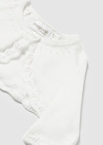 Langarm Strickjacke mit Rundkragen. Knopfverschluss am Kragen, um das Anziehen des Kleidungsstücks zu erleichtern. Strickgewebe, weich und angenehm auf der Haut.