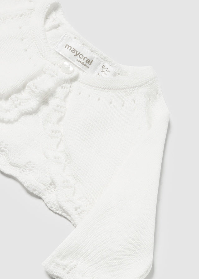 Langarm Strickjacke mit Rundkragen. Knopfverschluss am Kragen, um das Anziehen des Kleidungsstücks zu erleichtern. Strickgewebe, weich und angenehm auf der Haut.