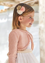 Langarm Strickjacke für Mädchen. Knopfverschluss am Kragen, um das Anziehen des Kleidungsstücks zu erleichtern. Weicher Stoff mit angenehmem Tragegefühl.