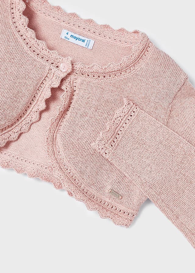 Langarm Strickjacke für Mädchen. Knopfverschluss am Kragen, um das Anziehen des Kleidungsstücks zu erleichtern. Weicher Stoff mit angenehmem Tragegefühl.