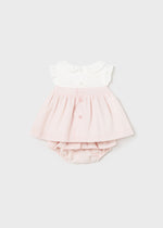 2-teiliges Set bestehend aus einer Bluse mit Rüschendetails, Rundkragen, Knopfverschluss hinten und einem Windelhöschen mit dekorative Rüschen aus der festlichen Kollektion von Mayoral