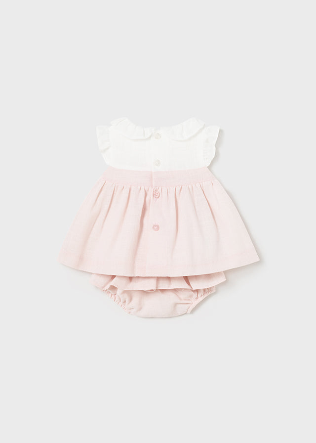 2-teiliges Set bestehend aus einer Bluse mit Rüschendetails, Rundkragen, Knopfverschluss hinten und einem Windelhöschen mit dekorative Rüschen aus der festlichen Kollektion von Mayoral