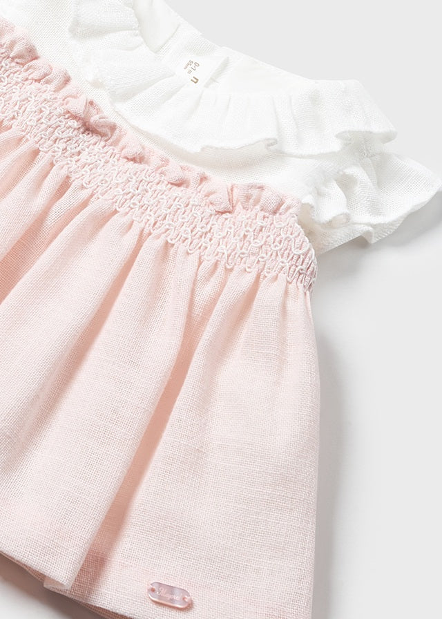 2-teiliges Set bestehend aus einer Bluse mit Rüschendetails, Rundkragen, Knopfverschluss hinten und einem Windelhöschen mit dekorative Rüschen aus der festlichen Kollektion von Mayoral