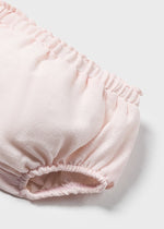 2-teiliges Set bestehend aus einer Bluse mit Rüschendetails, Rundkragen, Knopfverschluss hinten und einem Windelhöschen mit dekorative Rüschen aus der festlichen Kollektion von Mayoral