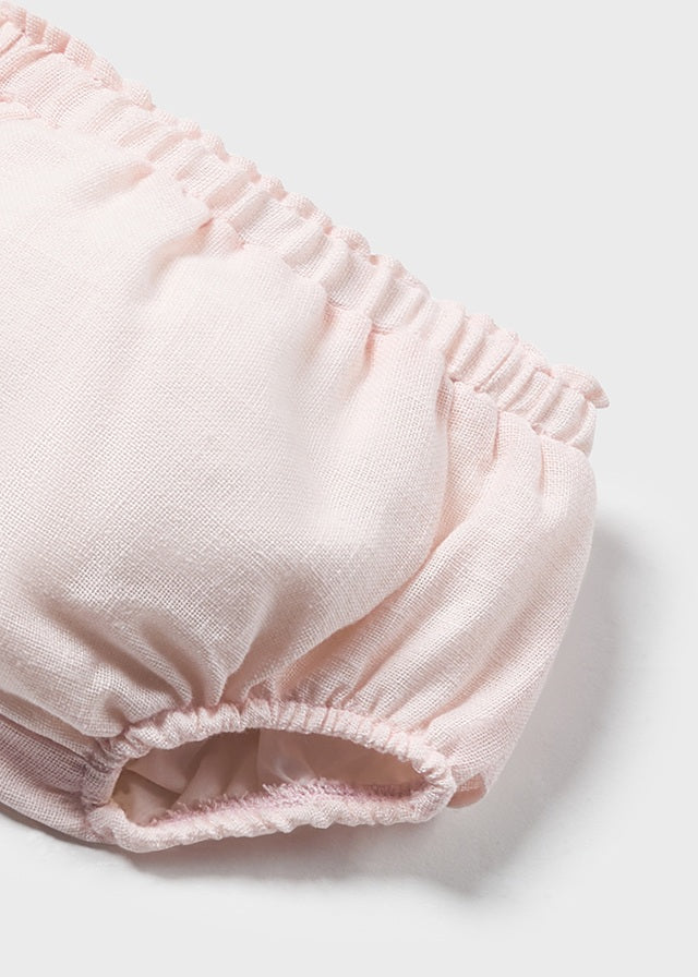 2-teiliges Set bestehend aus einer Bluse mit Rüschendetails, Rundkragen, Knopfverschluss hinten und einem Windelhöschen mit dekorative Rüschen aus der festlichen Kollektion von Mayoral