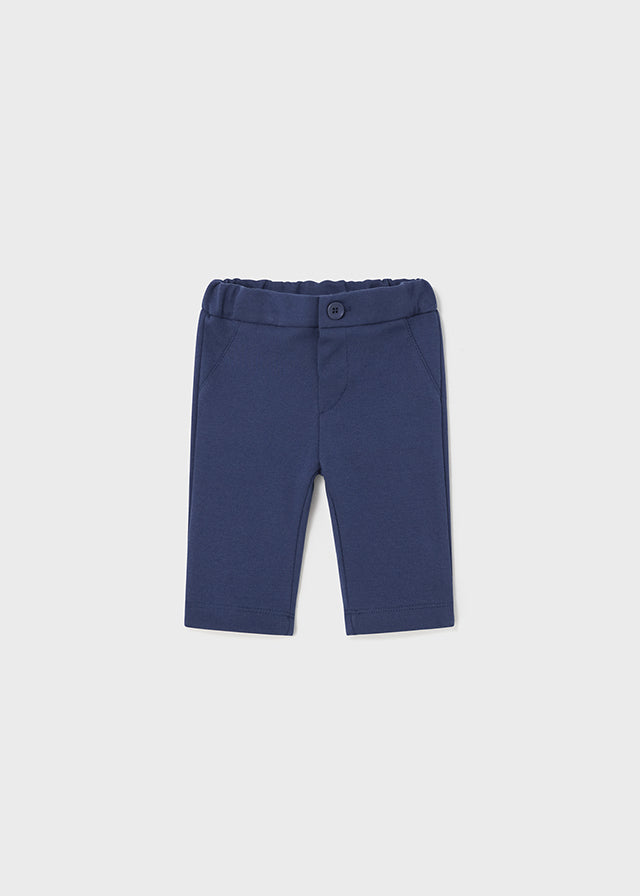 Hose mit elastischem Taillenbund, Knopfverschluss, vorderen Blindtaschen und funktionellen Taschen hinten aus der festlichen Kollektion von Mayoral
