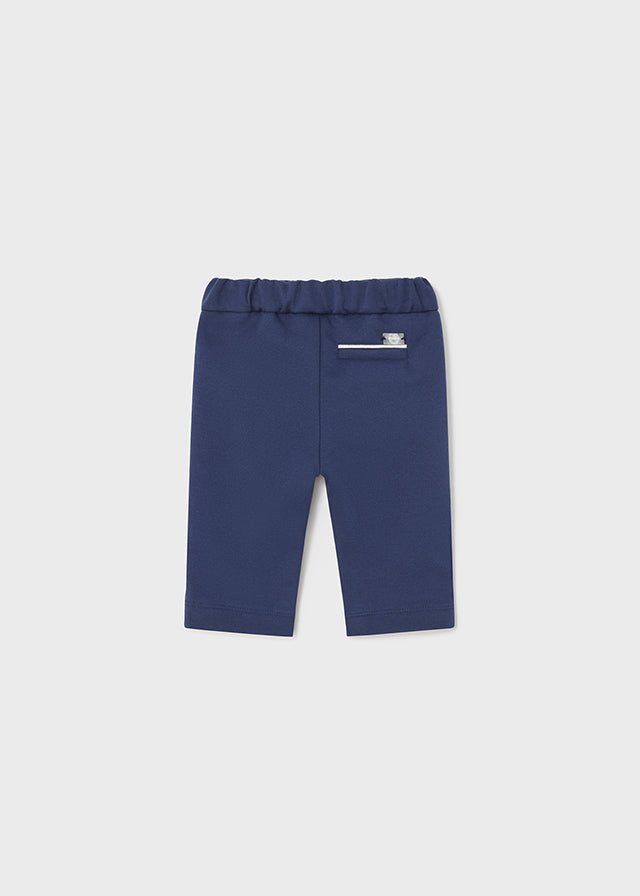 Hose mit elastischem Taillenbund, Knopfverschluss, vorderen Blindtaschen und funktionellen Taschen hinten aus der festlichen Kollektion von Mayoral