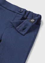 Hose mit elastischem Taillenbund, Knopfverschluss, vorderen Blindtaschen und funktionellen Taschen hinten aus der festlichen Kollektion von Mayoral