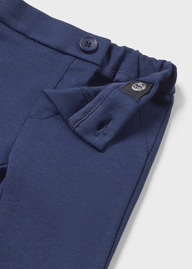 Hose mit elastischem Taillenbund, Knopfverschluss, vorderen Blindtaschen und funktionellen Taschen hinten aus der festlichen Kollektion von Mayoral