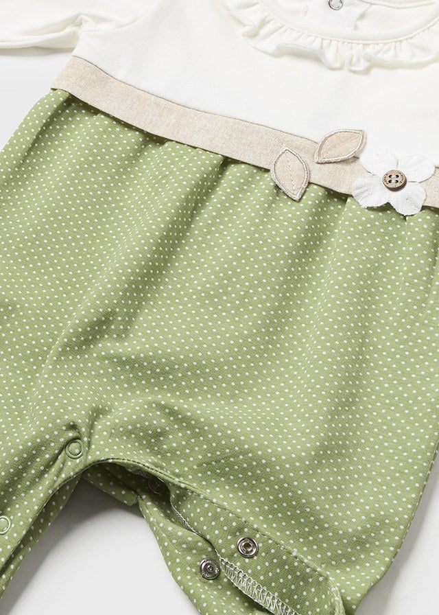 2-teiliges Set bestehend aus: Strampler mit Rundkragen, Druckknopfverschluss hinten, Druckknopfverschluss im Schritt und Blumen-Applikationen Strampler für mit&nbsp;Stickerei, Rundkragen ,Crossover-Ausschnitt und durchgehende Seitenöffnung und einem Druckknopfverschluss im Schritt.