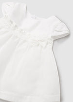 Kleid mit Schleife, Rundkragen, Reißverschluss und passenden Windelhöschen aus der festlichen Kollektion von Mayoral