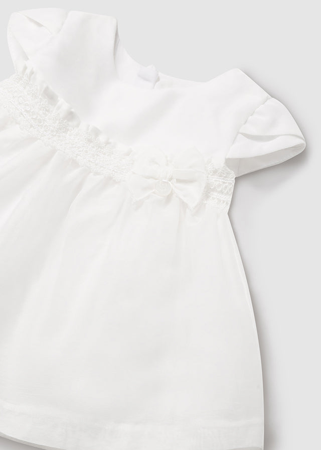 Kleid mit Schleife, Rundkragen, Reißverschluss und passenden Windelhöschen aus der festlichen Kollektion von Mayoral