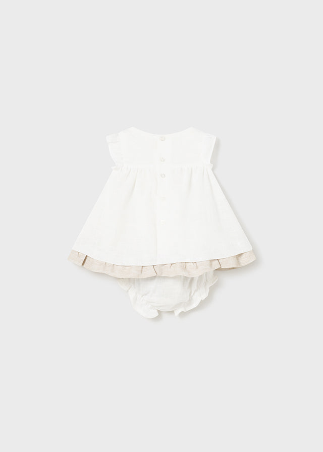Kleid mit Rüschendetails, Rundkragen, Knopfverschluss hinten, Schleifenapplikationen und passendem Windelhöschen aus der festlichen Kollektion von Mayoral