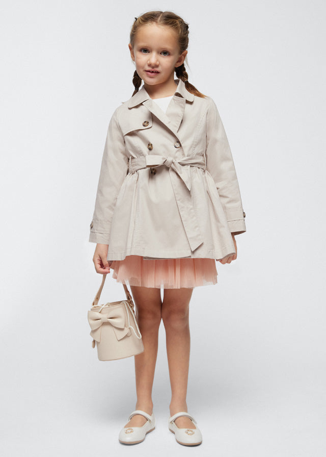 Langarm Trenchcoat für Mädchen. Hemdkragen. Knopfverschluss. Bequemer und widerstandsfähiger Twill-Stoff. Gürtelschärpe, die zur Anpassung der Taille am Kleidungsstück angenäht ist.