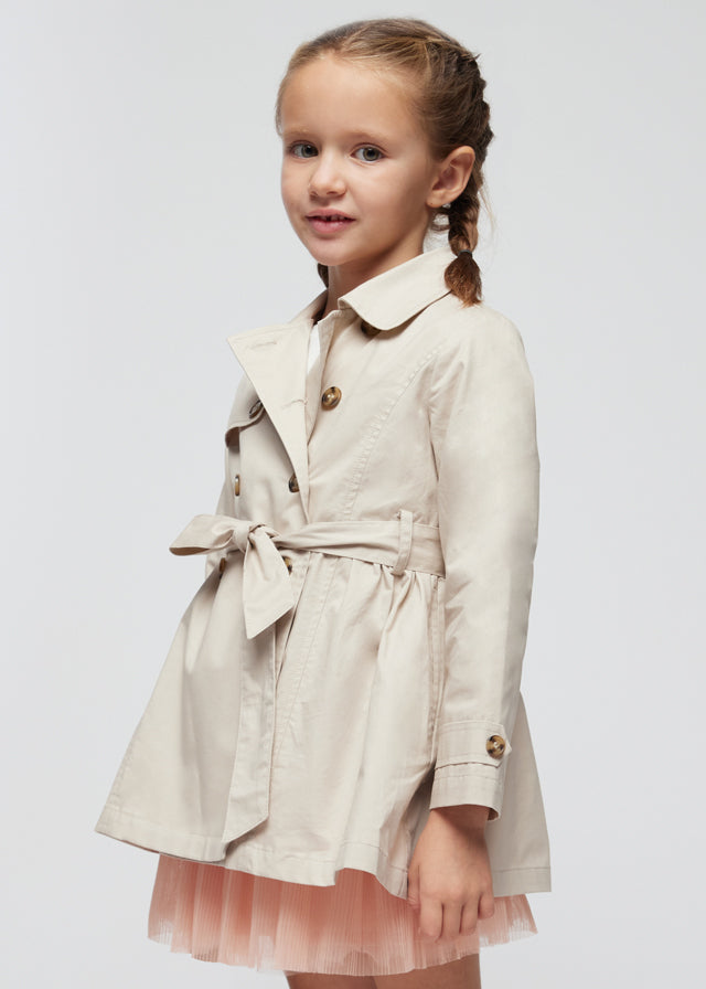 Langarm Trenchcoat für Mädchen. Hemdkragen. Knopfverschluss. Bequemer und widerstandsfähiger Twill-Stoff. Gürtelschärpe, die zur Anpassung der Taille am Kleidungsstück angenäht ist.