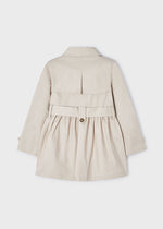 Langarm Trenchcoat für Mädchen. Hemdkragen. Knopfverschluss. Bequemer und widerstandsfähiger Twill-Stoff. Gürtelschärpe, die zur Anpassung der Taille am Kleidungsstück angenäht ist.