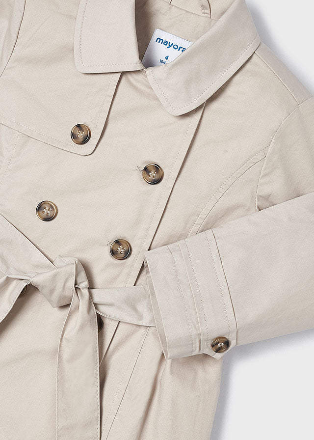 Langarm Trenchcoat für Mädchen. Hemdkragen. Knopfverschluss. Bequemer und widerstandsfähiger Twill-Stoff. Gürtelschärpe, die zur Anpassung der Taille am Kleidungsstück angenäht ist.