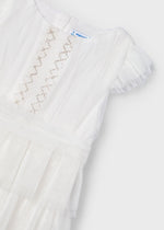 Kurzarm MädchenKleid mit Rüschendetails. Verdeckter Reißverschluss am Rücken. Hergestellt aus leicht-luftigem Tüllstoff. Modell mit plissiertem Design. Zierelemente: Glitter, dekorative Rüschen. Aus Sicherheitsgründen können kleine Größen (2-3 Jahre) einige Variationen in den dekorativen Elementen aufweisen, die im Design verwendet werden.