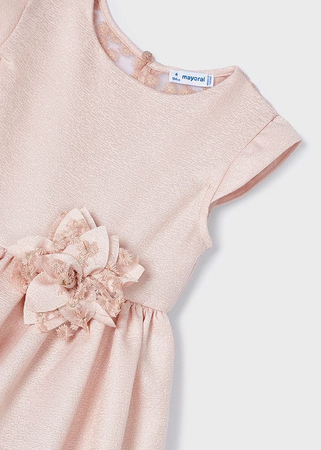 Kurzarm Kleid für Mädchen. Verdeckter Reißverschluss am Rücken. Zusammensetzung aus verschiedenen Stoffen, für ein einzigartiges Design. Design mit Tüllstickerei im Rückenbereich. Zierelemente: Blumen-Applikationen.