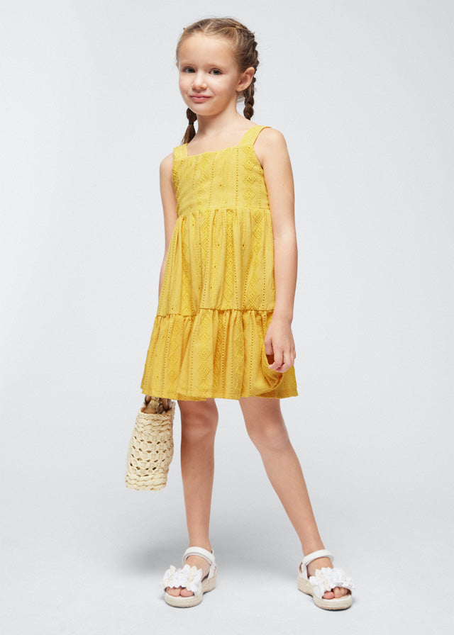 Sommerliches Kleid in gelb mit Lochmuster von Mayoral