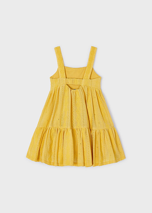 Sommerliches Kleid in gelb mit Lochmuster von Mayoral
