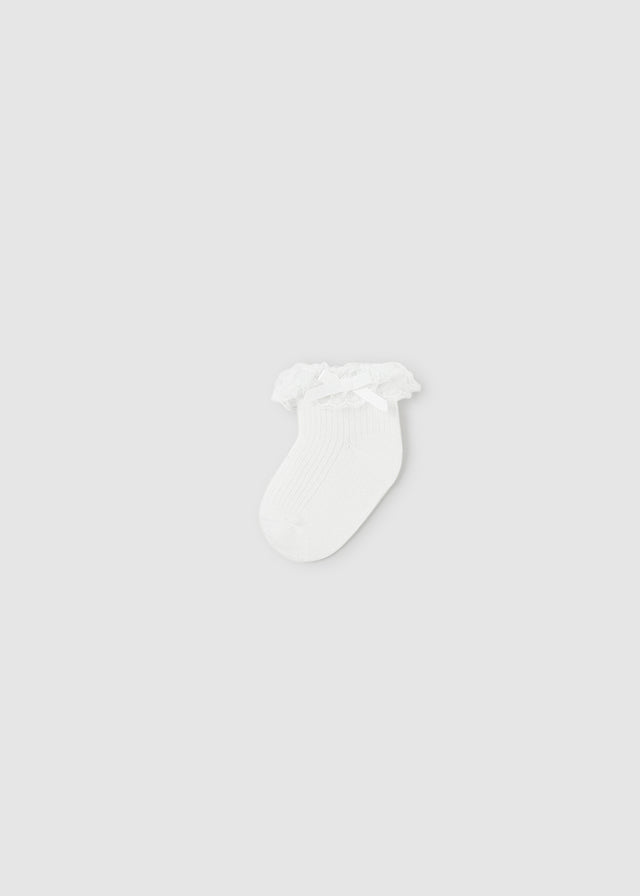 Socken mit Rüschen und Masche aus der festlichen Kollektion von Mayoral