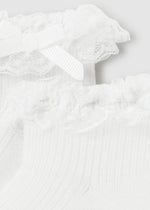 Socken mit Rüschen und Masche aus der festlichen Kollektion von Mayoral