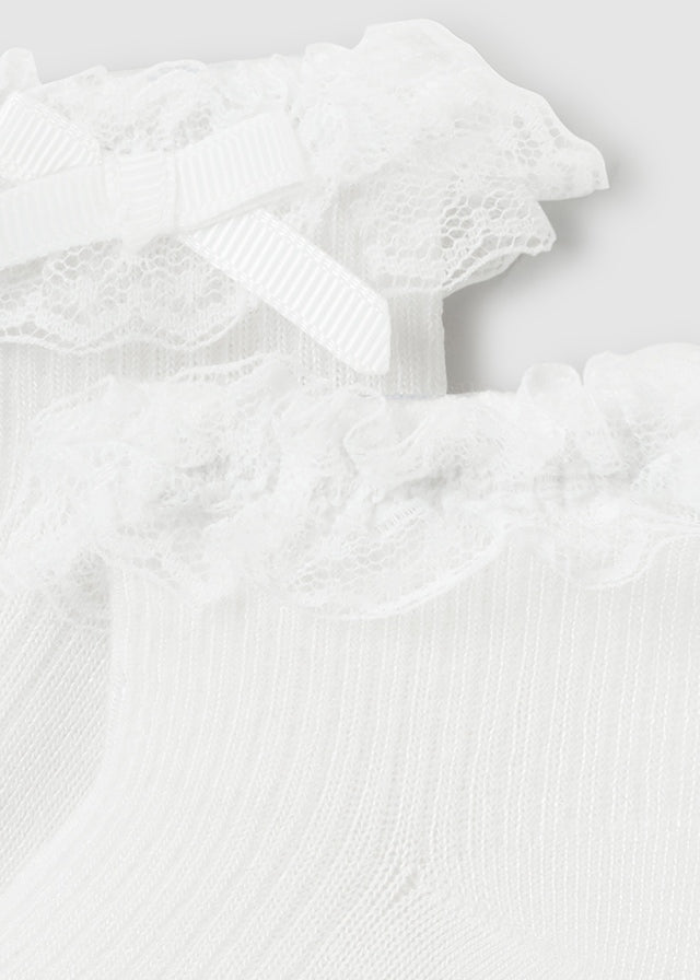 Socken mit Rüschen und Masche aus der festlichen Kollektion von Mayoral