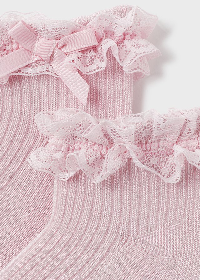 Socken mit Rüschen und Masche aus der festlichen Kollektion von Mayoral