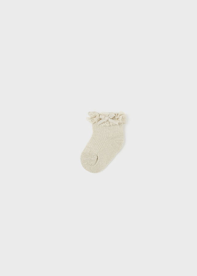 Socken mit Rüschen und Masche aus der festlichen Kollektion von Mayoral