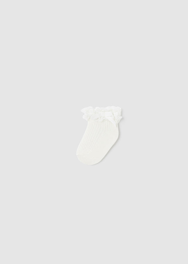 Socken mit Rüschen und Masche aus der festlichen Kollektion von Mayoral
