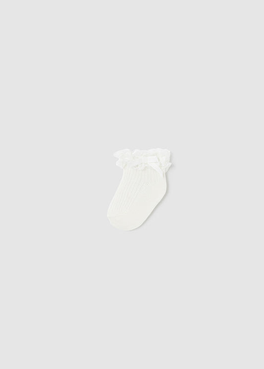 Socken mit Rüschen und Masche aus der festlichen Kollektion von Mayoral
