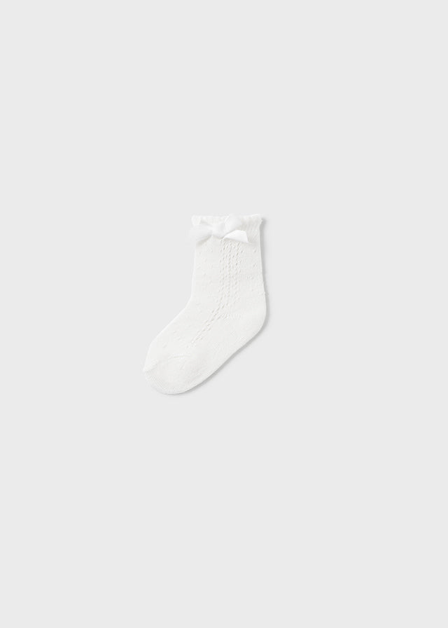 Socken mit Lochmuster und Schleife aus der festlichen Kollektion von Mayoral