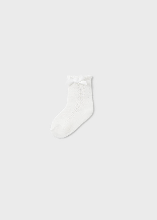 Socken mit Lochmuster und Schleife aus der festlichen Kollektion von Mayoral