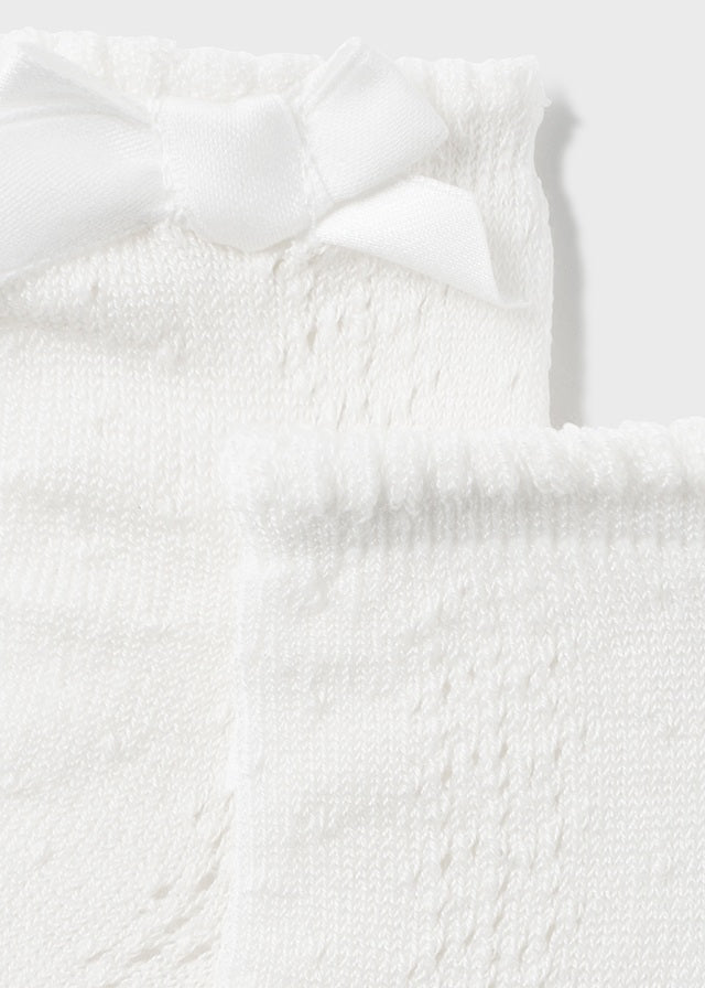 Socken mit Lochmuster und Schleife aus der festlichen Kollektion von Mayoral