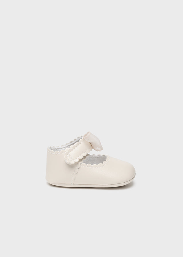 Klassische Spangenschuhe mit dekorativer Schleife aus der festlichen Kollektion von Mayoral
