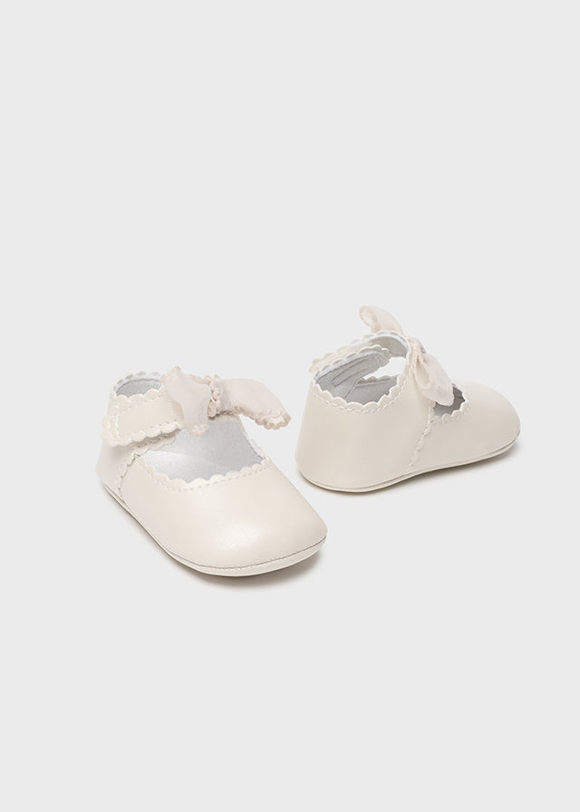 Klassische Spangenschuhe mit dekorativer Schleife aus der festlichen Kollektion von Mayoral