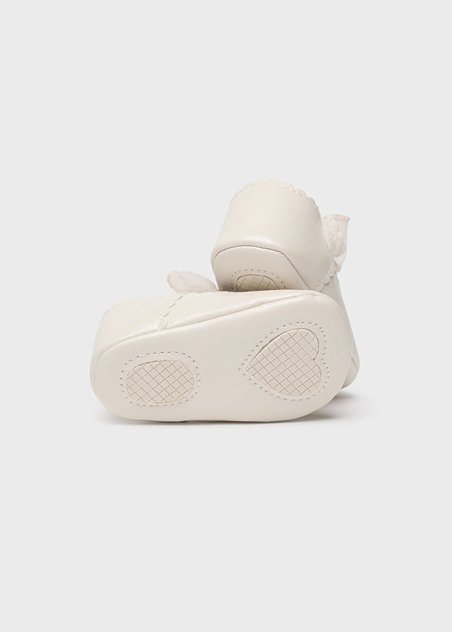 Klassische Spangenschuhe mit dekorativer Schleife aus der festlichen Kollektion von Mayoral