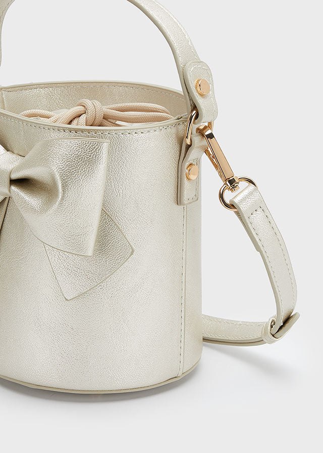 Kindertasche für Mädchen, in der Sie ihre wichtigsten Utensilien aufbewahren können. Ein praktisches und tolles Accessoire, um jeden Look zu vervollständigen. Verfügt über einen langen abnehmbaren Schulterriemen, der zum Umhängen verwendet werden kann und eine größere Vielseitigkeit bietet. Zierelemente: Schleife.