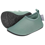 Diese unifarbenen Badeschuhe bieten sicheren Halt dank rutschfester Sohle und angenehmen Tragekomfort durch weiches Neopren. Mit Gummi zur Weitenregulierung und elastischer Einfassung sitzen sie fest am Fuß. Ideal für Strand, Schwimmbad oder Spielplatz – praktisch und vielseitig für jede Wasseraktivität.