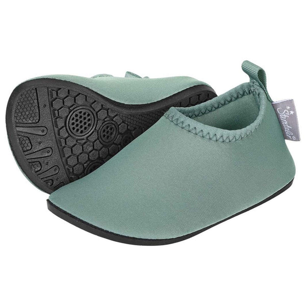 Diese unifarbenen Badeschuhe bieten sicheren Halt dank rutschfester Sohle und angenehmen Tragekomfort durch weiches Neopren. Mit Gummi zur Weitenregulierung und elastischer Einfassung sitzen sie fest am Fuß. Ideal für Strand, Schwimmbad oder Spielplatz – praktisch und vielseitig für jede Wasseraktivität.