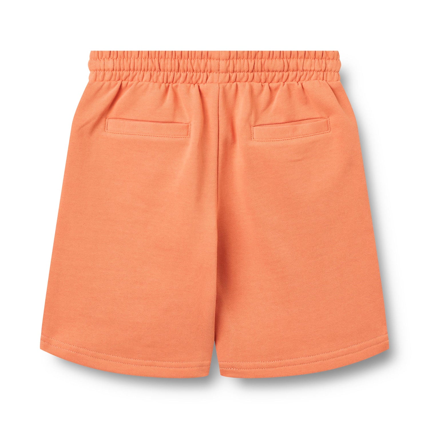 Bequeme Sweat Shorts aus 100% Bio-Baumwolle. Das Modell Elmo von WHEAT überzeugt mit weichem, atmungsaktivem Material und klassischem Design. Perfekt für entspannte Tage – ob zu Hause oder unterwegs. Die hochwertige Verarbeitung garantiert lange Haltbarkeit und Tragekomfort.