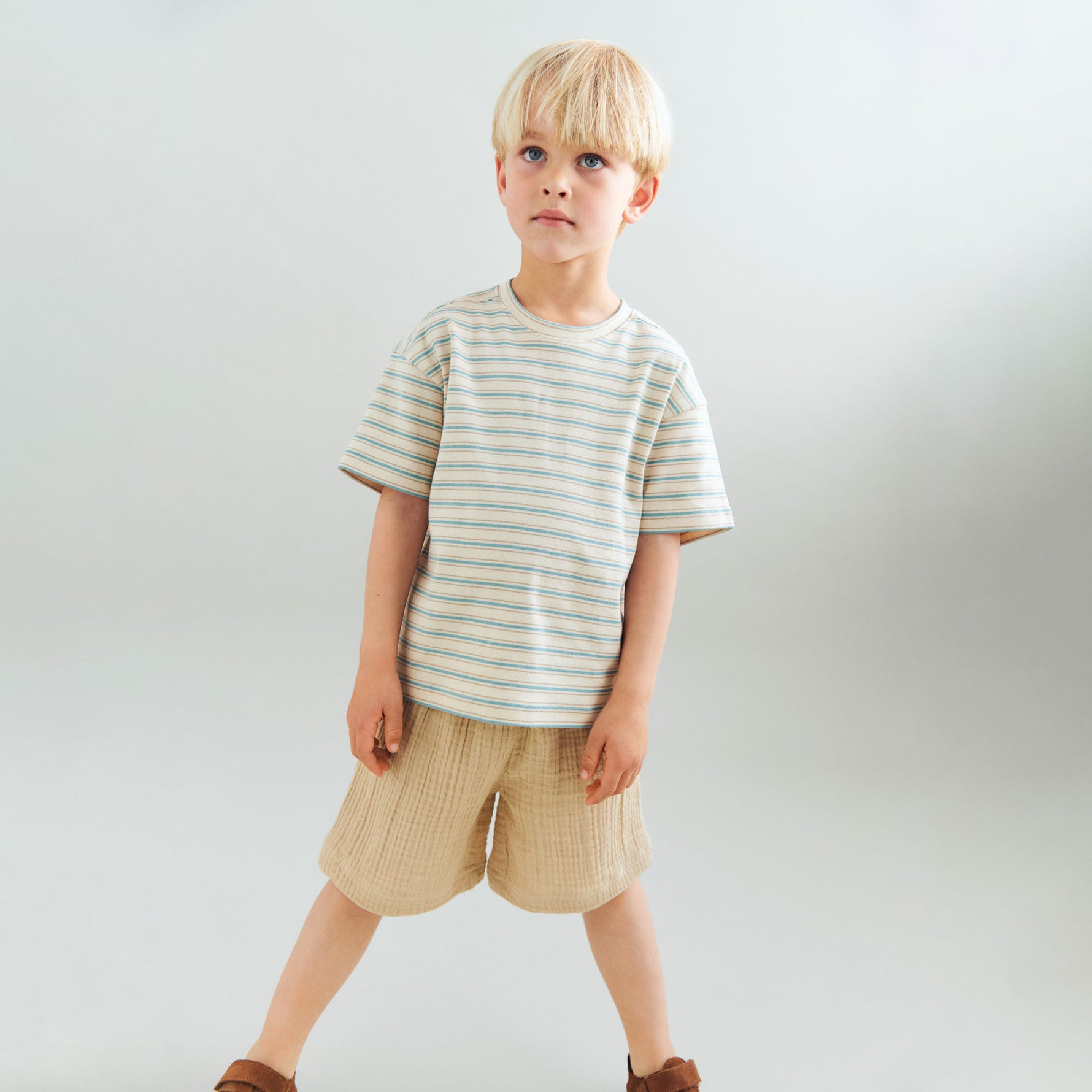 Leichte Shorts aus zartem Musselin in warmem Beige – perfekt für warme Tage. Die Shorts bestehen aus 100% Bio-Baumwolle und bieten maximalen Komfort und Atmungsaktivität. Das natürliche Material ist sanft zur Haut und umweltfreundlich. Ideal für Freizeit und entspannte Sommertage.