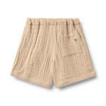 Leichte Shorts aus zartem Musselin in warmem Beige – perfekt für warme Tage. Die Shorts bestehen aus 100% Bio-Baumwolle und bieten maximalen Komfort und Atmungsaktivität. Das natürliche Material ist sanft zur Haut und umweltfreundlich. Ideal für Freizeit und entspannte Sommertage.