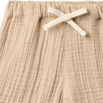 Leichte Shorts aus zartem Musselin in warmem Beige – perfekt für warme Tage. Die Shorts bestehen aus 100% Bio-Baumwolle und bieten maximalen Komfort und Atmungsaktivität. Das natürliche Material ist sanft zur Haut und umweltfreundlich. Ideal für Freizeit und entspannte Sommertage.