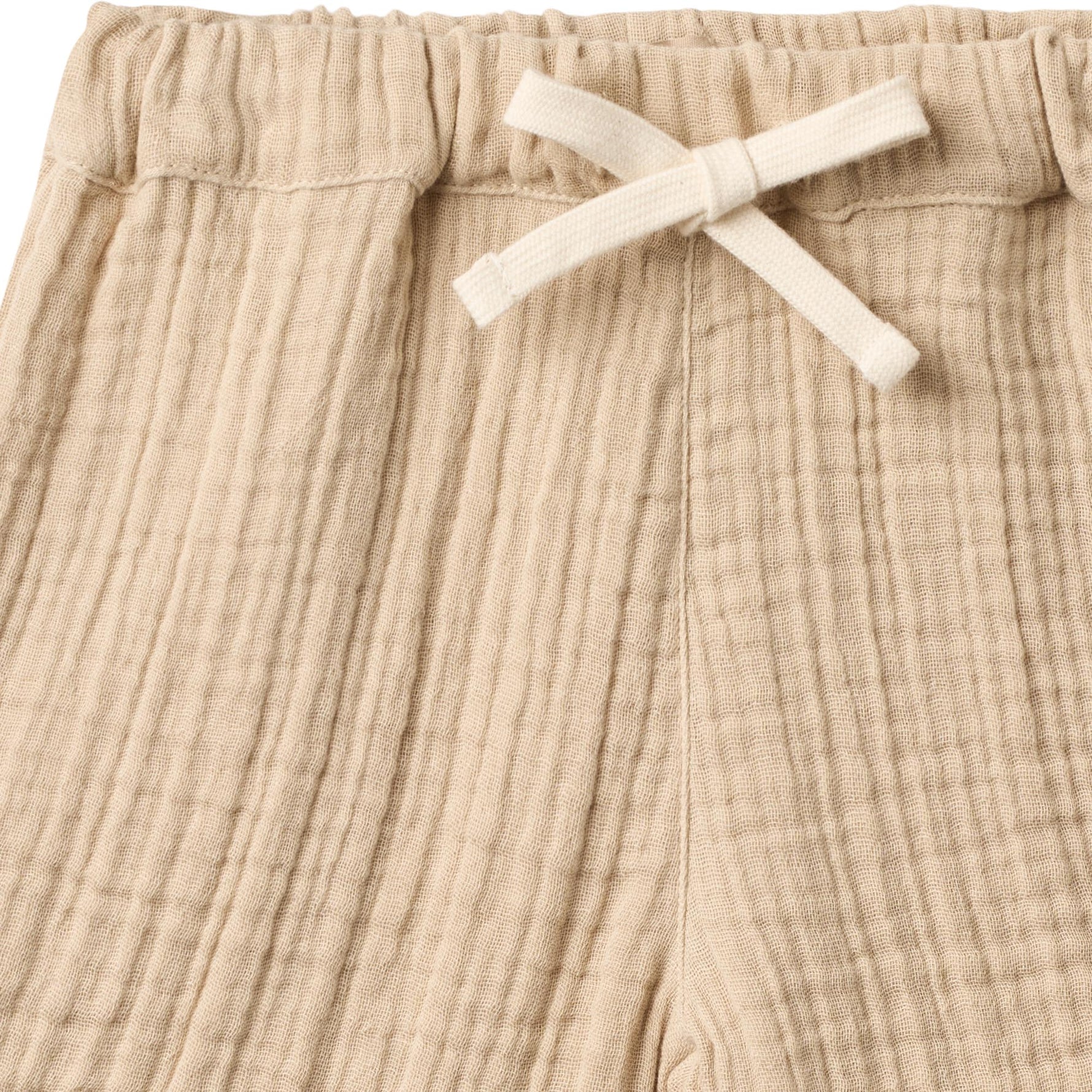 Leichte Shorts aus zartem Musselin in warmem Beige – perfekt für warme Tage. Die Shorts bestehen aus 100% Bio-Baumwolle und bieten maximalen Komfort und Atmungsaktivität. Das natürliche Material ist sanft zur Haut und umweltfreundlich. Ideal für Freizeit und entspannte Sommertage.