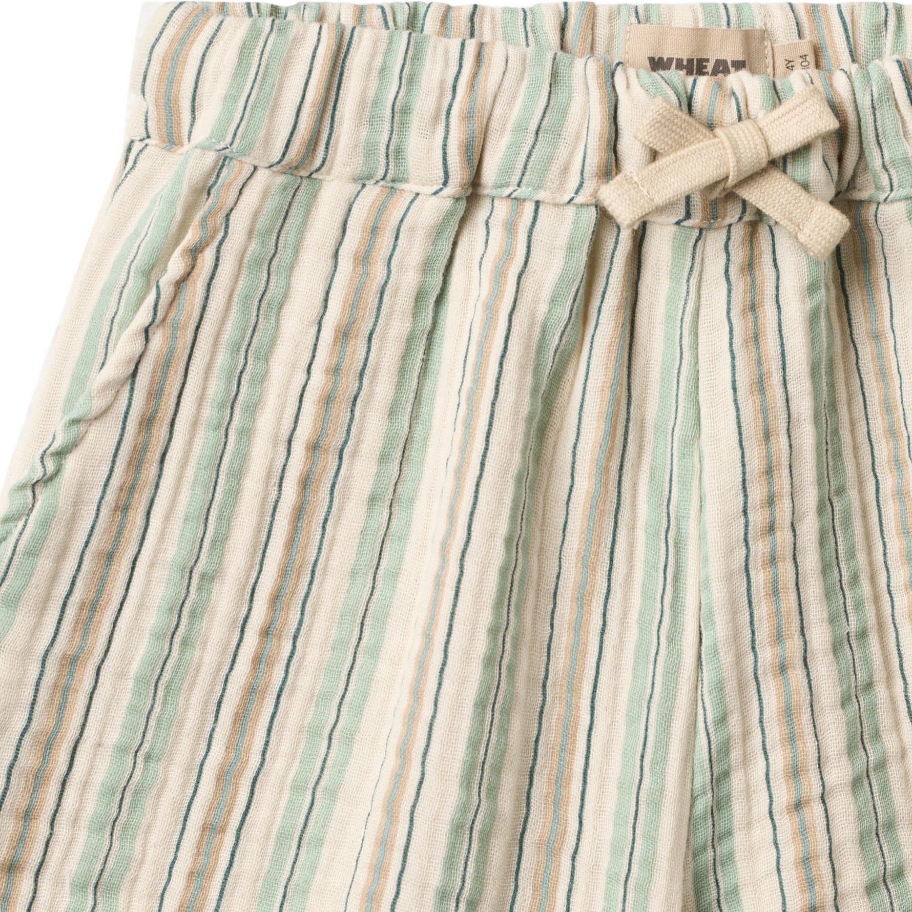 Leichte Shorts aus hochwertigem Musselin in zartem Wheat-Ton mit feinen Streifen. Das atmungsaktive Material aus 100% Bio-Baumwolle bietet maximalen Komfort für warme Tage. Der lockere Schnitt ermöglicht volle Bewegungsfreiheit und macht diese Shorts zum perfekten Begleiter für Freizeit und Alltag.